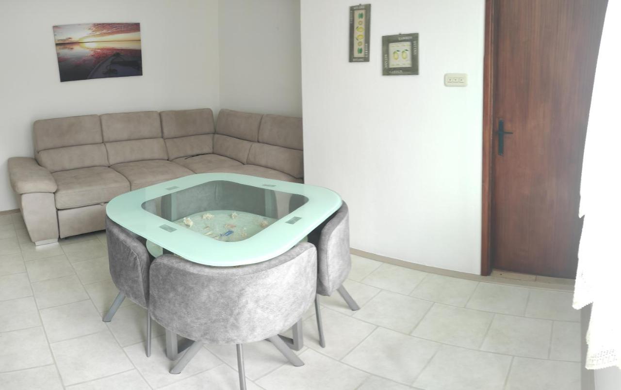 Apartmani Mille Starigrad Paklenica Buitenkant foto